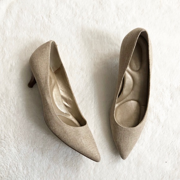 Bandolino Shoes - 4/$20 🌴 Bandolino | Tan Textured PointedToe Heels